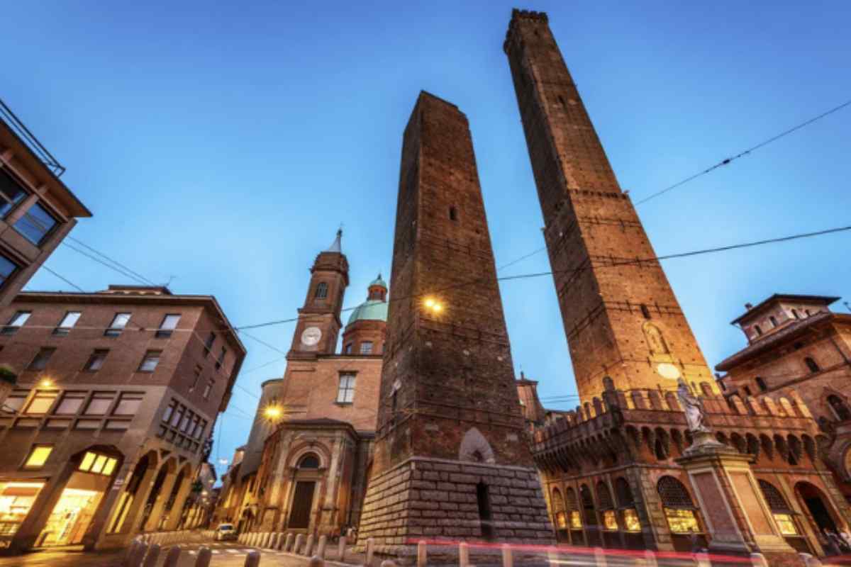 Questi corsi d’acqua, testimonianza di un’epoca in cui la città era un fulcro produttivo di primo piano, soprattutto nel settore della seta