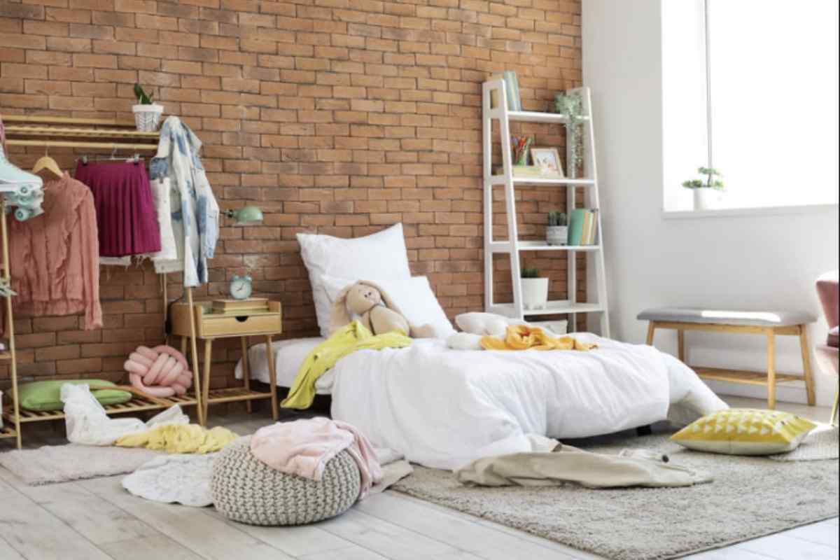 Il percorso verso una casa ordinata e funzionale passa inevitabilmente attraverso una riflessione attenta sul valore e sull’utilità degli oggetti che si posseggono. 