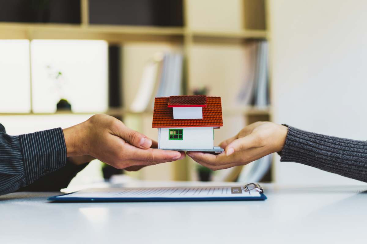 Come trasferire la casa ai figli in regola senza spendere una fortuna